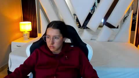  Linda  online show from November 30, 2025, 1:15 pm