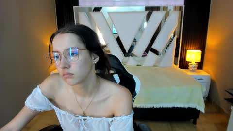 Snapshot of linda4petite chatting on January 10, 2026, 6:31 pm Linda online show from January 10, 2026, 6:31 pm