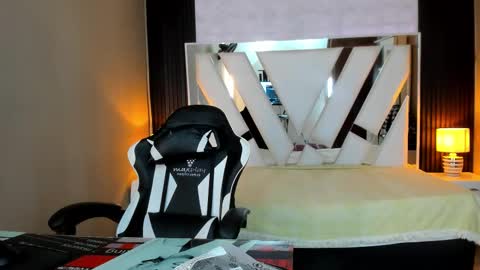 Snapshot of linda4petite chatting on March 9, 2026, 6:23 pm Linda online show from March 9, 2026, 6:23 pm