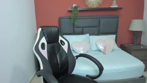 Snapshot of linda_rios_ chatting on December 19, 2024, 1:07 pm L I N D A online show from December 19, 2024, 1:07 pm