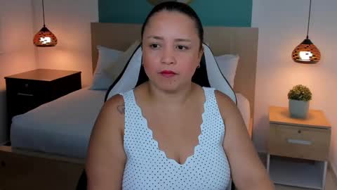 Snapshot of linda_rios_ chatting on January 10, 2025, 7:11 pm L I N D A online show from January 10, 2025, 7:11 pm
