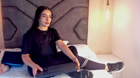 Snapshot of linda_saenz1 chatting on February 4, 2025, 12:00 pm Linda Saenz online show from February 4, 2025, 12:00 pm