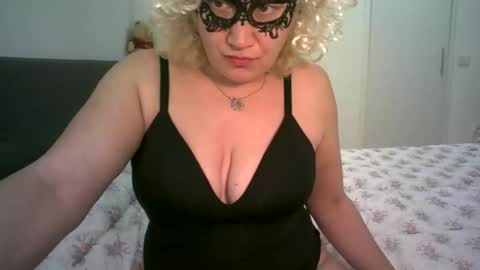 Snapshot of lindaxsmile chatting on February 15, 2025, 1:42 am LindaXSmile online show from February 15, 2025, 1:42 am