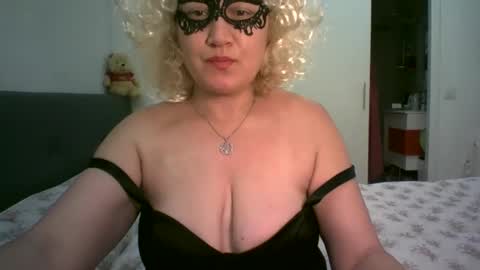 Snapshot of lindaxsmile chatting on February 24, 2025, 12:41 am LindaXSmile online show from February 24, 2025, 12:41 am