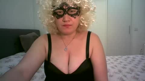 Snapshot of lindaxsmile chatting on February 27, 2025, 7:37 pm LindaXSmile online show from February 27, 2025, 7:37 pm