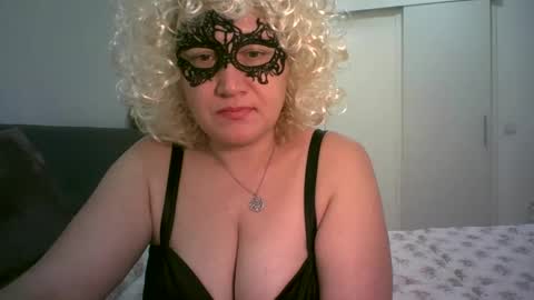 Snapshot of lindaxsmile chatting on February 28, 2025, 7:35 pm LindaXSmile online show from February 28, 2025, 7:35 pm