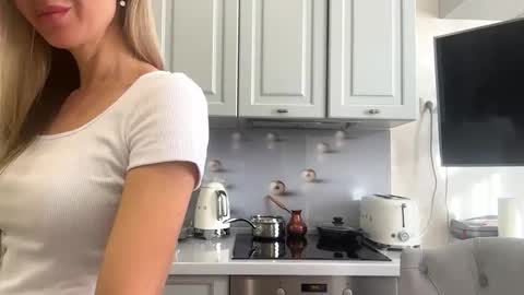 Snapshot of lindsyzinda chatting on February 11, 2026, 6:40 am Rita online show from February 11, 2026, 6:40 am