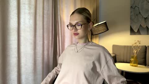 Snapshot of linneabercier chatting on April 6, 2026, 9:21 am Emma online show from April 6, 2026, 9:21 am