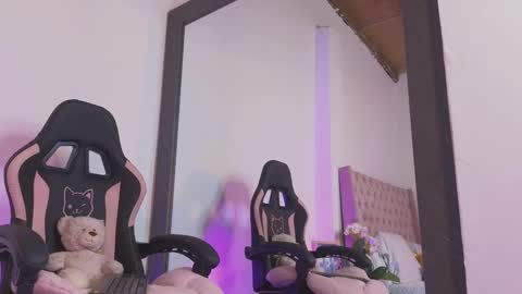 Snapshot of linoshka_1 chatting on February 19, 2026, 9:33 pm Luciana online show from February 19, 2026, 9:33 pm