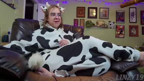 Linzy19 online show from November 13, 2025, 4:55 am