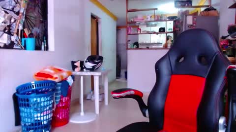 lion_grr online show from November 9, 2025, 2:37 pm