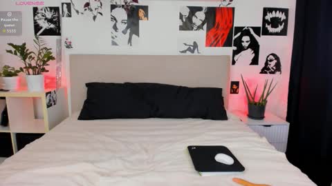 lisa_moons online show from October 23, 2025, 5:33 pm