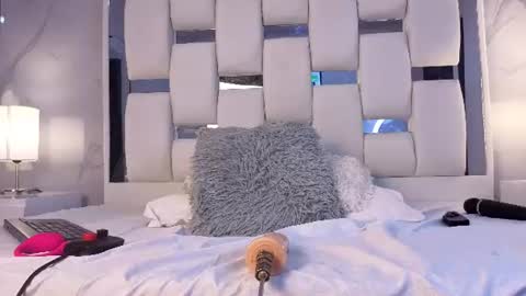 lisa_sweetas online show from June 19, 2026, 8:01 pm