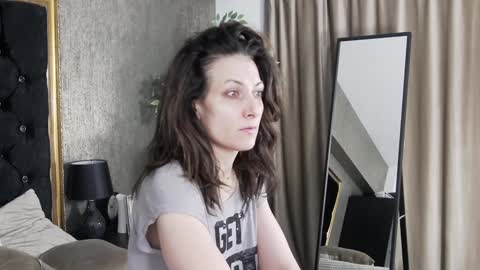 lisacroft online show from February 9, 2025, 4:14 am