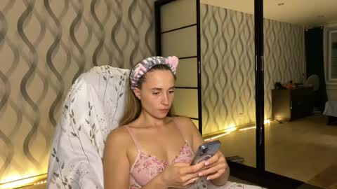 Snapshot of litle_girl05 chatting on July 13, 2026, 10:01 pm LUNA online show from July 13, 2026, 10:01 pm