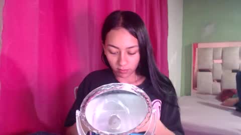 Snapshot of little_aphrodite2 chatting on December 21, 2025, 2:30 am Aliciaparaisss online show from December 21, 2025, 2:30 am