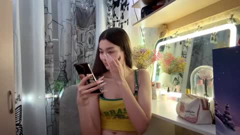 Viiola online show from December 1, 2025, 9:25 am