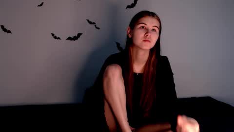 Snapshot of little_owlx chatting on October 18, 2025, 11:44 am Alice.. online show from October 18, 2025, 11:44 am