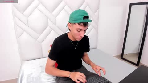 Snapshot of littledanny_ chatting on November 3, 2025, 7:37 pm DANNY online show from November 3, 2025, 7:37 pm