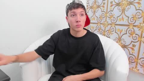 Snapshot of littledanny_ chatting on November 19, 2025, 4:07 pm DANNY online show from November 19, 2025, 4:07 pm