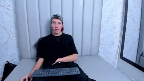 Snapshot of littledanny_ chatting on December 1, 2025, 6:02 pm DANNY online show from December 1, 2025, 6:02 pm