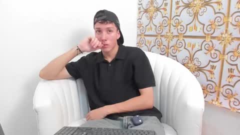 Snapshot of littledanny_ chatting on December 21, 2025, 5:09 pm DANNY online show from December 21, 2025, 5:09 pm