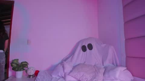 littlee_emma_ online show from October 8, 2025, 4:21 am