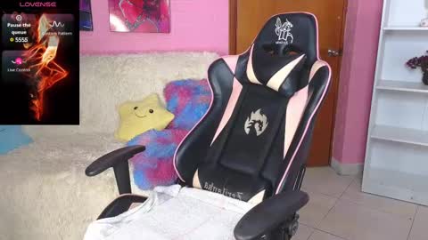 littlevixen18 online show from February 11, 2025, 5:50 pm