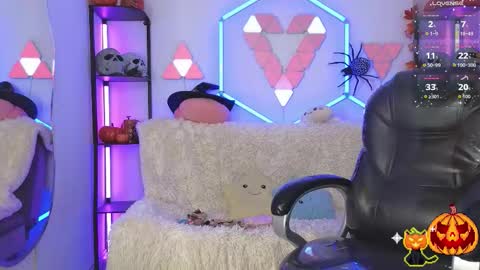 littlevixen18 online show from October 16, 2025, 2:40 pm