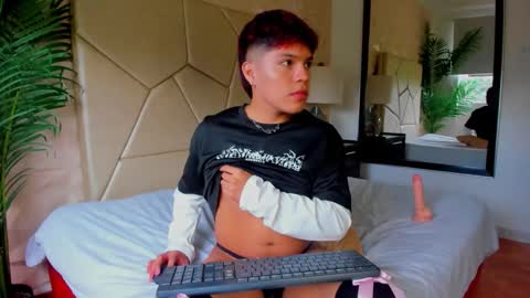 Snapshot of littlezanee chatting on December 4, 2025, 3:43 pm ZANE online show from December 4, 2025, 3:43 pm