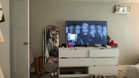 Snapshot of livvymack chatting on September 19, 2025, 3:13 pm Livvy online show from September 19, 2025, 3:13 pm