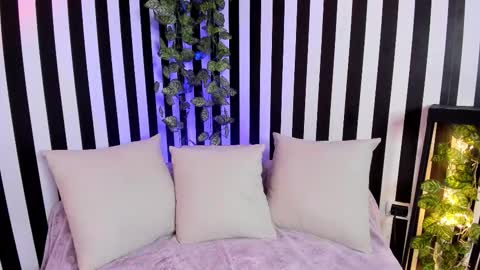 Snapshot of liz_goth chatting on September 26, 2025, 12:09 pm Liz online show from September 26, 2025, 12:09 pm