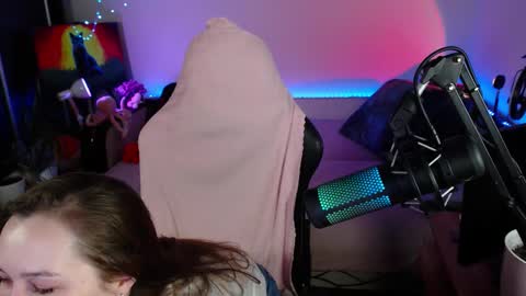 LIzaSwan online show from November 22, 2025, 6:40 pm