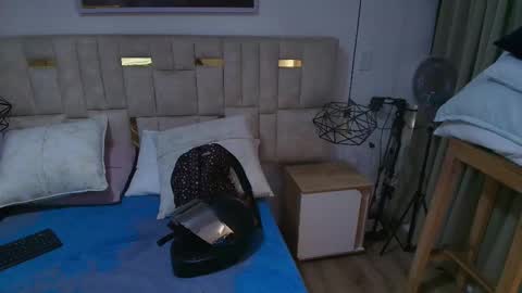 Snapshot of lizz_tender chatting on November 11, 2025, 12:49 pm Lizz online show from November 11, 2025, 12:49 pm