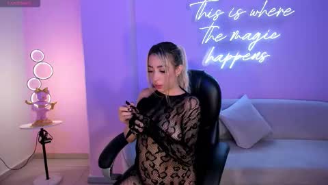 Snapshot of lizzcooper_ chatting on October 26, 2025, 4:07 am Lizz online show from October 26, 2025, 4:07 am