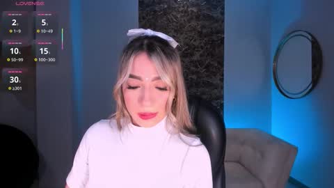 Snapshot of lizzcooper_ chatting on November 12, 2025, 4:02 am Lizz online show from November 12, 2025, 4:02 am