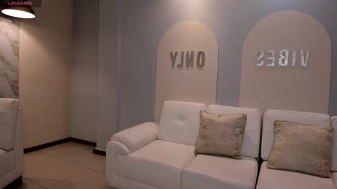 Lizzi  online show from November 3, 2025, 9:05 pm