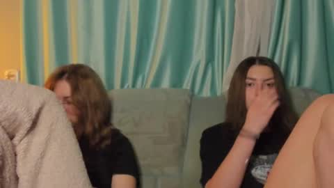 lizzi_muur online show from December 3, 2024, 6:49 pm