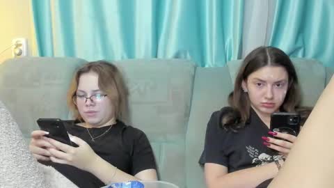 lizzi_muur online show from December 12, 2024, 6:53 pm