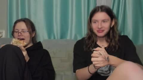 lizzi_muur online show from December 25, 2024, 4:54 pm