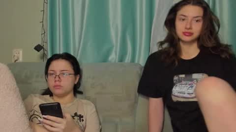 lizzi_muur online show from January 17, 2025, 6:23 pm