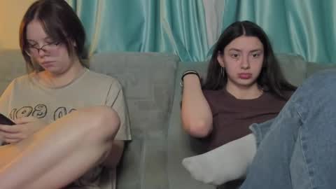 lizzi_muur online show from February 3, 2025, 3:17 pm