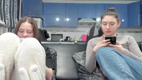 lizzi_muur online show from February 9, 2025, 2:40 pm