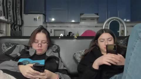 lizzi_muur online show from February 13, 2025, 4:07 pm