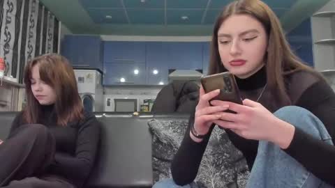 lizzi_muur online show from February 24, 2025, 4:58 pm