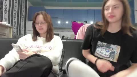 lizzi_muur online show from February 27, 2025, 5:36 pm