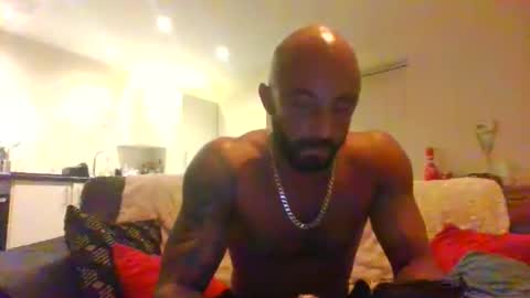 Leon online show from November 28, 2025, 9:28 pm