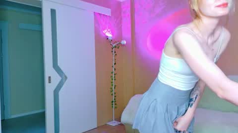 llovelymia online show from June 24, 2026, 3:05 am
