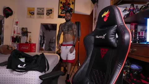 logan_hugh8 online show from May 11, 2026, 5:32 pm