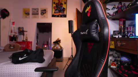 logan_hugh8 online show from May 16, 2026, 11:03 pm